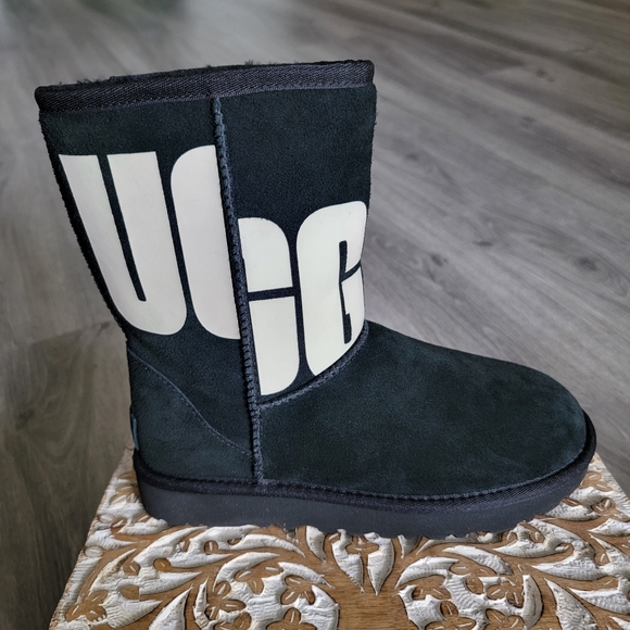 UGG Classic Short II Shopd Boot - Picture 6 of 10